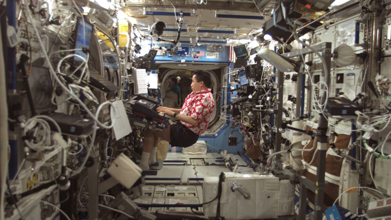 Lu-Keyboard NASA astronaut Edward Lu plays a keyboard on the ISS.
