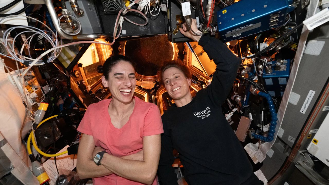 Adapting-1280x720 NASA astronauts Jasmin Moghbeli (left) and Loral O’Hara during Expedition 70, a long-duration mission to the orbital laboratory that ran from September 2023 to April 2024.