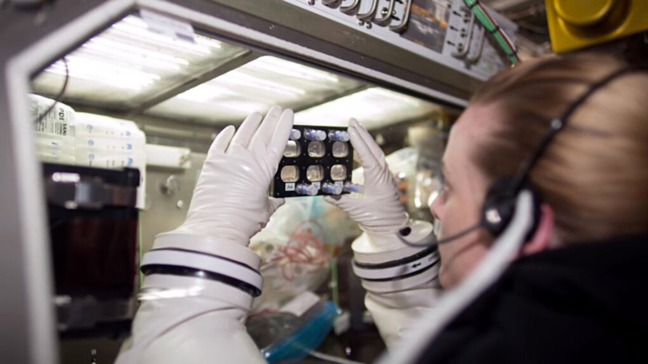 Lab-1280x720 NASA astronaut Kate Rubins examines samples of heart cells using the Microgravity Glovebox on the ISS.